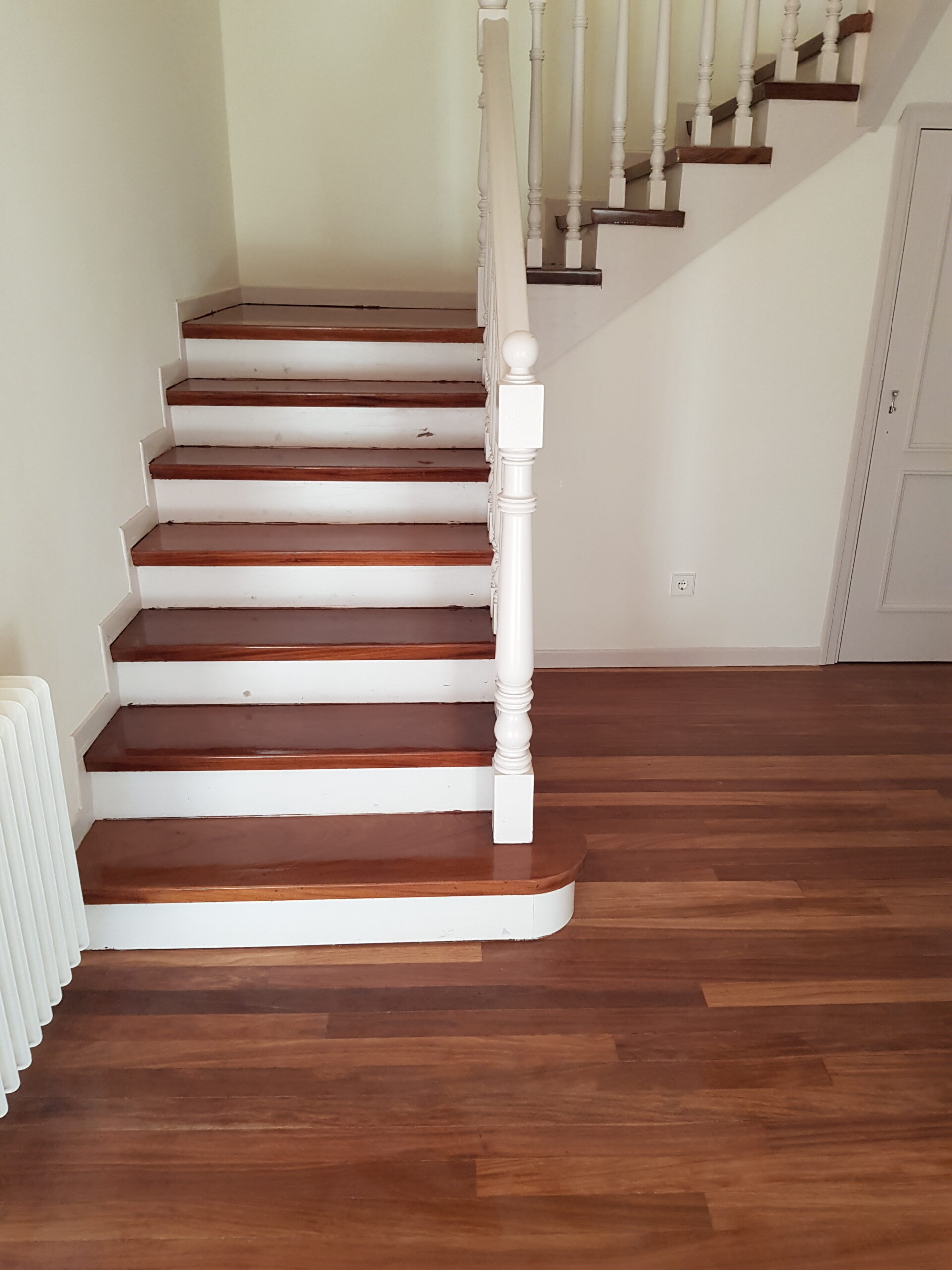 Escalera revestida en madera natural