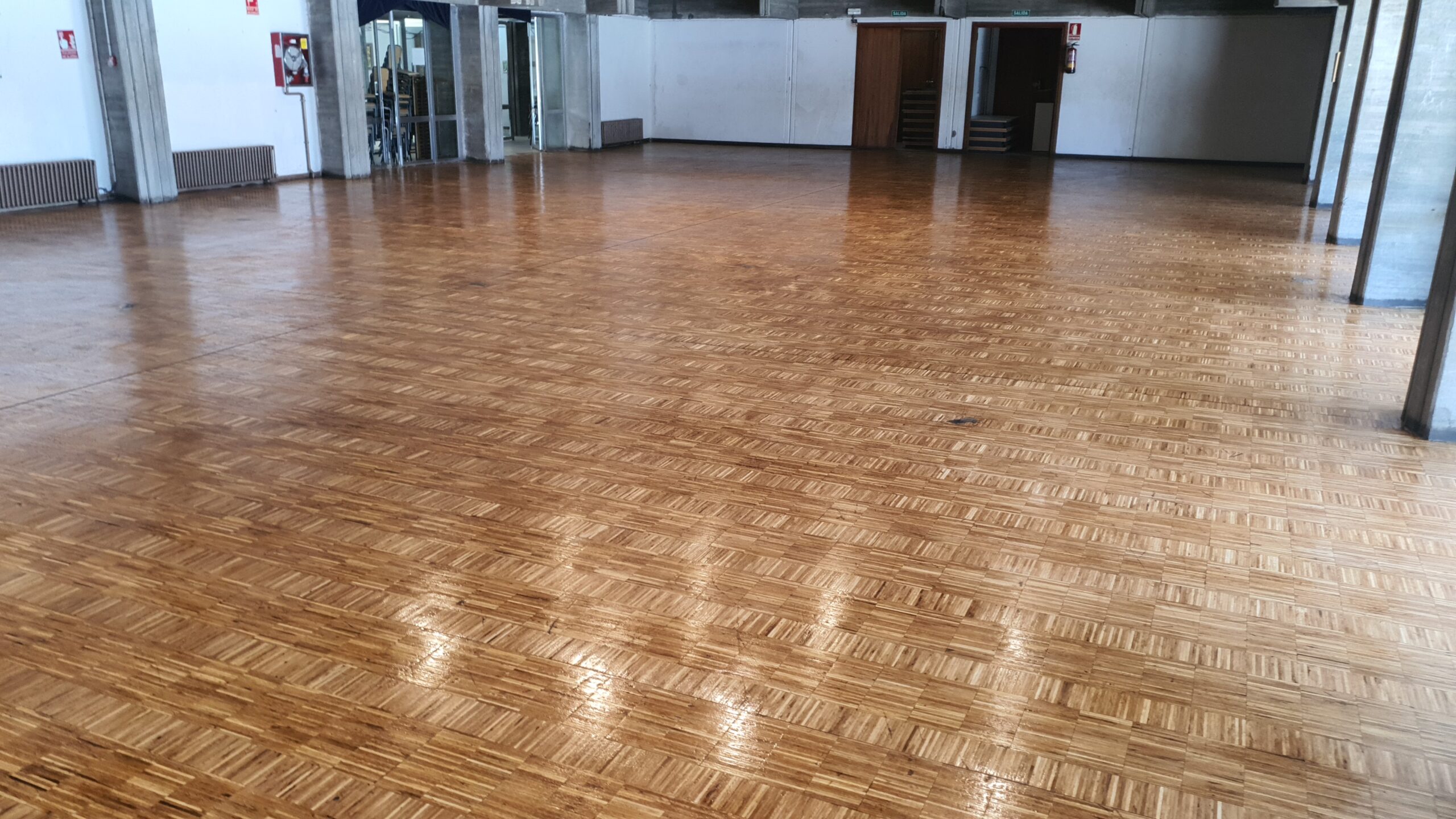 Salón con parquet tradicional restaurado